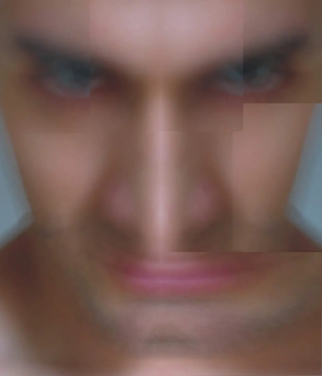 Autorretrato experimental de Daniel Cadavid: primer plano del rostro compuesto en espejo con foco suave, parte de su exploración visual.