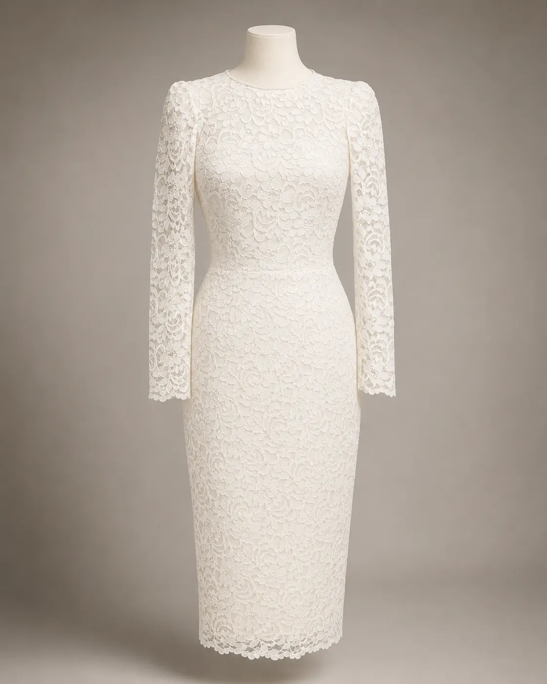 Vestido midi de encaje marfil con mangas largas y silueta entallada, presentado sobre maniquí.