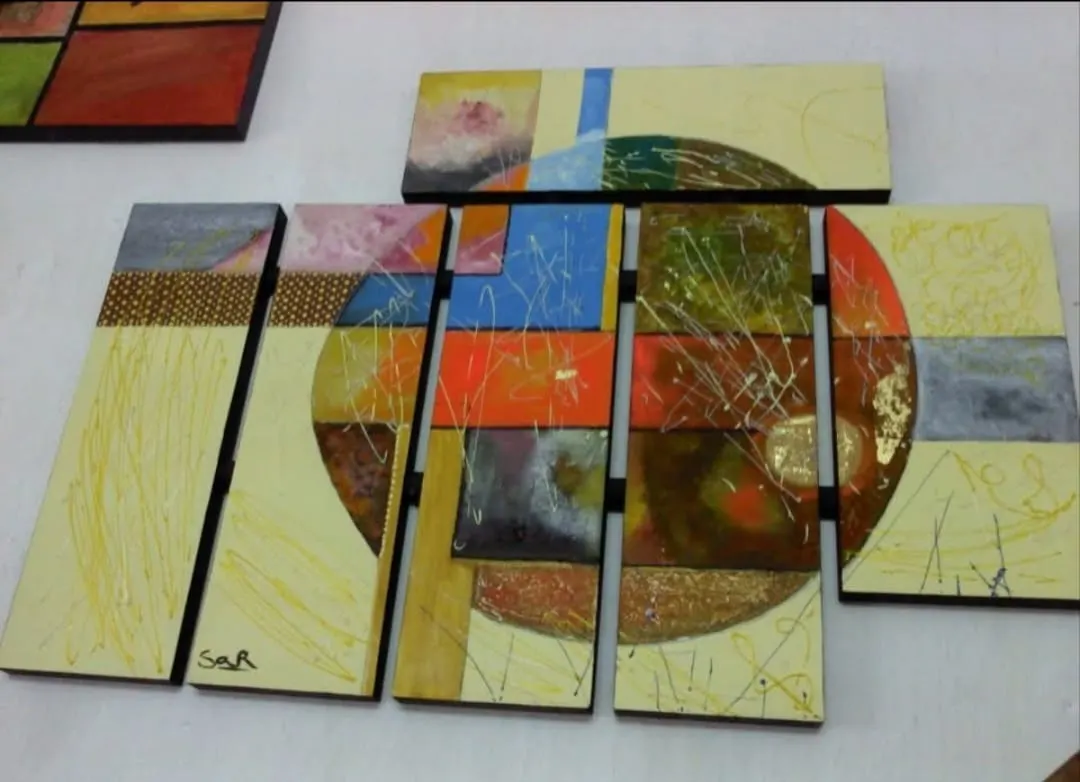Políptico abstracto en técnica mixta con un gran círculo central y paneles en crema, naranja, dorado y gris, firmado SaR.