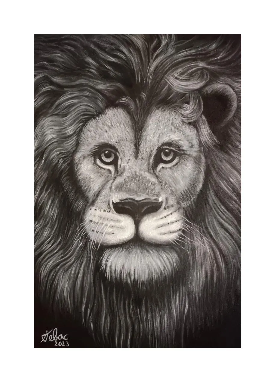 Óleo en blanco y negro de un león de mirada frontal, con tratamiento realista de melena y pelaje, firmado en 2023.
