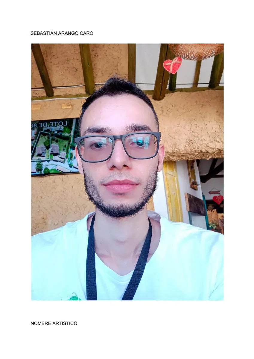 Retrato de Sebastián Arango, artista plástico, con gafas y camiseta blanca en un espacio de arquitectura tradicional.